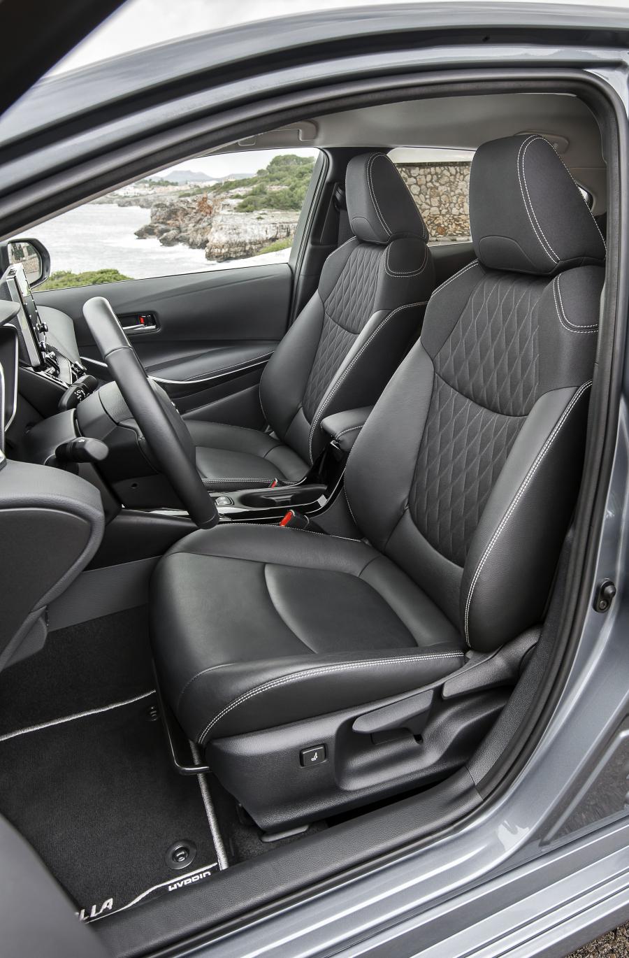 Интерьер Toyota Corolla Hybrid Sedan 2019 года  (WW) (фото 13 из 25)